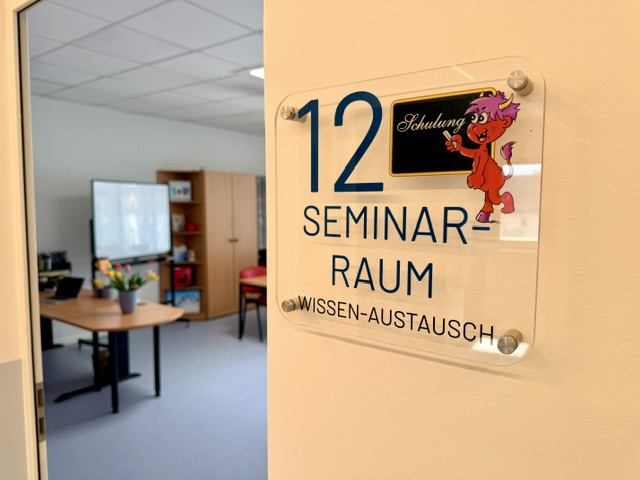 Seminarraum Schild Arztpraxis Dr. MILEK medikum Hohenmölsen